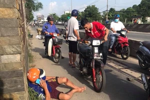 Người đi xe máy liên tục ngã 'sấp mặt' ở Củ Chi