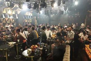 Đột kích bar Đông Kinh, gần trăm dân chơi dính ma túy