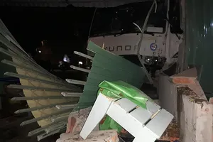 Người phụ nữ 'đứng hình' khi xe tải tông sập quán ăn