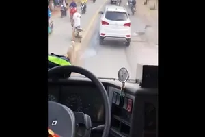 Phạt tiền, tước bằng lái tài xế cản đầu xe cứu hỏa 