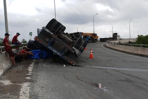 Xe đầu kéo lật, 2 cuộn thép lăn ra đường dẫn lên cao tốc