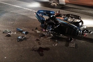 Người vợ trẻ khóc thảm thiết bên thi thể chồng nằm trên đường