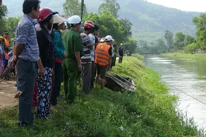 Cướp đạp 2 mẹ con văng xuống kênh ở vùng ven TP.HCM