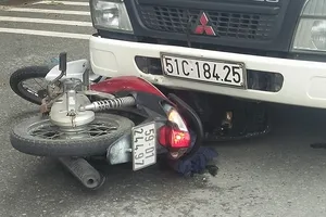 Lao thẳng vào xe tải, người đàn ông lọt gầm tử vong