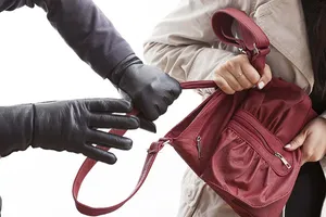 Cô gái 19 tuổi tông xe hạ 2 tên cướp giật ở TP.HCM