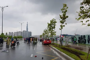 Xe BMW tông tử vong cô gái ở đầu cầu Thủ Thiêm