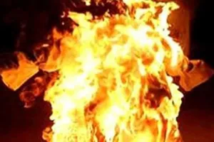 Tạt xăng đốt chết chồng hờ vì ghen ở Bình Thạnh