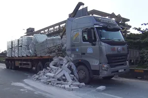 Bình Chánh: Xe đầu kéo thắng gấp, cả tấn đá dồn lên cabin
