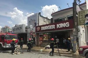 Cháy dữ dội ở Burger King, nhiều người hoảng loạn tháo chạy