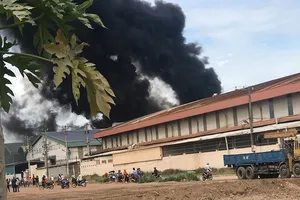 Kho xưởng cháy dữ dội, nhiều công nhân tháo chạy