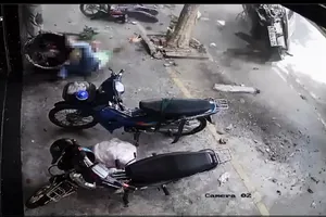 Ô tô lao lên vỉa hè, hất văng người đàn ông ở quận Tân Phú