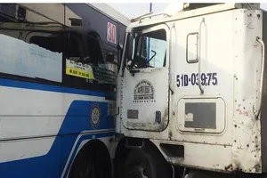 Xe buýt bị xe container tông trên xa lộ Hà Nội 