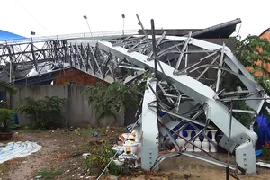 Giông lốc, biển quảng cáo ‘khủng’ đè nhiều nhà ở Bình Tân