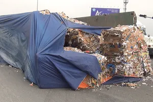 Lật xe đầu kéo, nhiều tấn giấy vụn đổ ra đường dẫn cao tốc