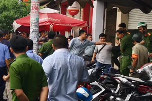 Ngáo đá ngồi đếm tiền sau khi cướp ở ngân hàng 