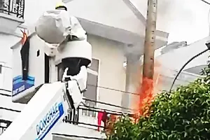 Cháy trụ điện gần sân bay Tân Sơn Nhất, cả quán ăn tháo chạy