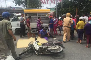 Cha ôm thi thể con trai gào khóc vì tai nạn giao thông