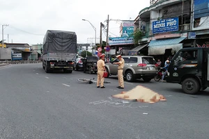 1 phụ nữ bán vé số chết thảm dưới bánh xe ở vòng xoay An Lạc