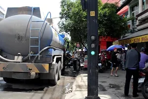 Thương tâm: Ông khóc bên thi thể 2 cháu bị tai nạn ở Nhà Bè