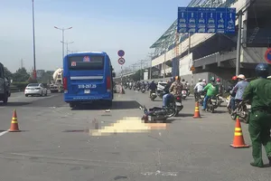 Xe buýt cán tử vong 1 phụ nữ ở xa lộ Hà Nội