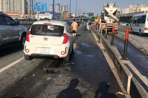 Liên tục va chạm trên xa lộ Hà Nội, giao thông kẹt cứng