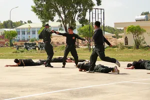 Hàng trăm cảnh sát giải cứu con tin trong tình huống giả định