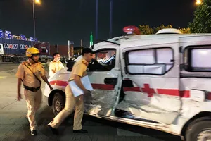Xe cấp cứu bị container tông bẹp dúm ở quận 2