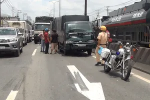 4 xe tải tông liên hoàn trên đường về miền Tây