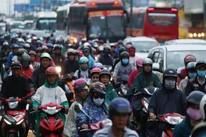 Mưa to, người dân vất vả trở lại TP.HCM sau lễ 2-9