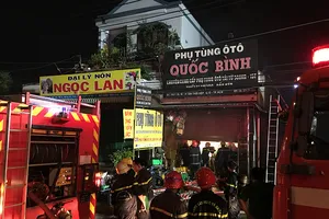 Cháy cửa hàng phụ tùng ô tô, quốc lộ 1A kẹt cứng