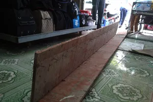 Cốt pha rơi thủng cửa hàng, suýt trúng đầu nhân viên 