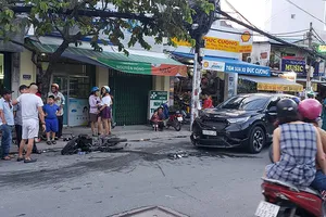 Ô tô tông 3 xe máy ở Bình Thạnh, nhiều người bị thương