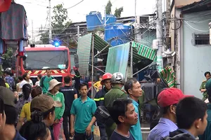 Bình Tân: Cháy dữ dội kho công ty hóa chất giữa khu dân cư