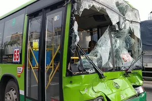 Tông ô tô liên hoàn ở An Sương, khách xe buýt hoảng loạn