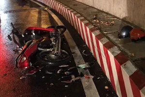 Xe ba gác máy tông hai mẹ con nhập viện, tài xế bỏ trốn