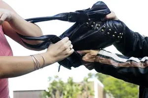 Thanh niên kề dao vào cổ thiếu nữ để cướp ở quận 9