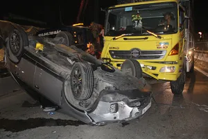 Ô tô bị xe tải tông lật ngửa, nhiều người bên trong la hét
