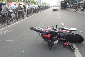 Cô gái nguy kịch sau va chạm, giao thông kẹt cứng