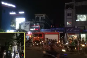 Cháy nhà 4 tầng ở đường Phan Văn Trị, người dân hoảng loạn