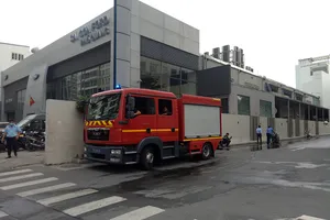 Cháy nhà kho sau đại lý ô tô gần Tân Sơn Nhất