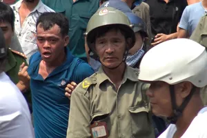 Thanh niên cầm vật nhọn cố thủ hơn 3 giờ trong tiệm game