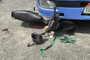 Quận Thủ Đức: Container cuốn nữ sinh và xe máy vào gầm