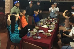 1 phụ nữ bị nhóm cho vay bắt cóc, đánh đập trong sân bóng đá