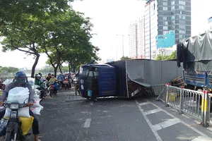 Xe tải húc văng dải phân cách, lật ngang