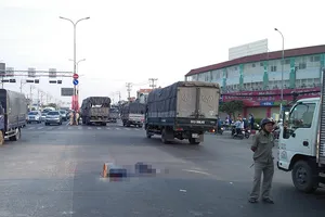 Cụ bà bán vé số dạo bị xe tải cán tử vong 