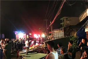 Dập đám cháy dữ dội ở cửa hàng, 1 cảnh sát bị thương