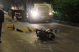 Va vào ô tô ngã ra đường, thanh niên bị xe container cán 