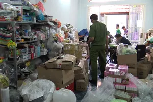 Bắt giữ hàng trăm lọ nước hoa, mỹ phẩm giả ở Tân Phú