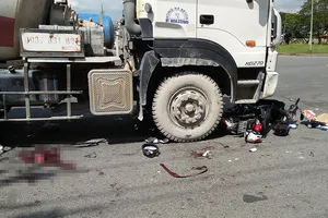 Xe máy chở 3 va chạm xe bồn, 2 người bị cuốn vào gầm