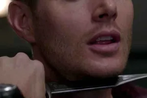 Tâm sự trên bãi cỏ, bị bạn đồng tính kề dao cướp xe